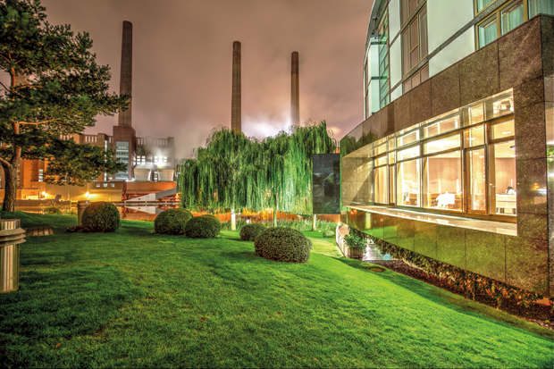 />Restaurant AQUA by Sven Elverfeld” width=”620″ height=”413″ class=”alignleft size-large wp-image-10753″ /></a>Restaurant AQUA © Uwe Spörl</p><p>Jouxtant le <strong>site Volkswagen de Wolfsburg et son Musée de l’auto</strong>, avec en toile de fond l’imposante <strong>« kraftwerk 1930 »</strong> <em>(usine électrique qui alimente le site)</em>, la <strong>«Gläserne Manufaktur»</strong> <em>(usine de verre inaugurée en 2002)</em> composée de 2 tours d’environ 48 m de haut, signées par l’architecte <strong>Gunter Henn</strong>, l’hôtel Ritz-Carlton et son restaurant gastronomique Aqua semblent émerger d’un univers surréaliste surtout la nuit tombée.</p><p><strong>Ouvert en 2000</strong>, l’hôtel et le restaurant rencontrent un succès phénoménal. <strong>A la tête du restaurant Aqua</strong> depuis l’ouverture, <strong>Sven Elverfeld</strong>, talentueux chef de cuisine formé à belle école, honore la gastronomie allemande.</p><p><strong>Nanti de 3 étoiles au Guide Michelin</strong>, Sven Elverfeld a donné avec brio ses lettres de noblesses au Ritz-Carlton de Wolfsburg. Entre nouvelle cuisine allemande <em>(moderne deutsche Küche)</em> et cuisine européenne contemporaine, philosophie et savoir-faire sont au rendez-vous.</p><p>Initié à la pâtisserie dans ses jeunes années, Sven a eu la chance de forger son éthique gastronomique au plus haut niveau auprès des plus grands ou dans de belles institutions: <strong>Dieter Müller</strong> <em>(à Bergisch-Gladbach)</em>, <strong>Humperdinck</strong> à Francfort, <strong>Hessler</strong> à Maintal et <strong>Gutsschänke</strong> à Schloss Johannisberg dans le Rheingau entre autres.</p><p><strong>En 1998</strong>, il œuvre avec succès pour le groupe Ritz-Carlton dans les <em>Emirats Arabes Unis</em> au restaurant <em>La Baie à Dubaï</em> jusqu’en 2000, année au cours de laquelle il prendra finalement les commandes du restaurant Aqua à Wolfsburg. Talent oblige, le restaurant Aqua est couronné d’étoiles. La première est octroyée dans le Guide Michelin 2002, la seconde dans l’édition 2006 et la consécration en 3e étoile arrive dans l’édition 2009 sans compter une pluie d’«Awards» reçus au fil des ans et le Gault&Millau qui le sacralise à 19/20.</p><p><a href=