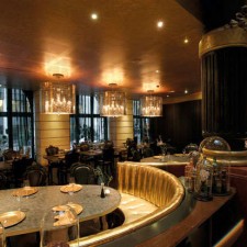 Banke Hôtel, Luxueux et baroque