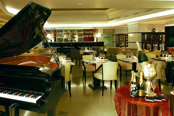 aria-hotel-restaurant-piano