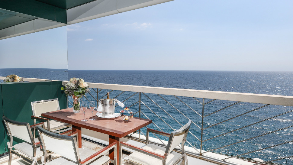 Terrasse avec vue sur la Méditerranée au Grand Hotel del Mare Resort & Spa